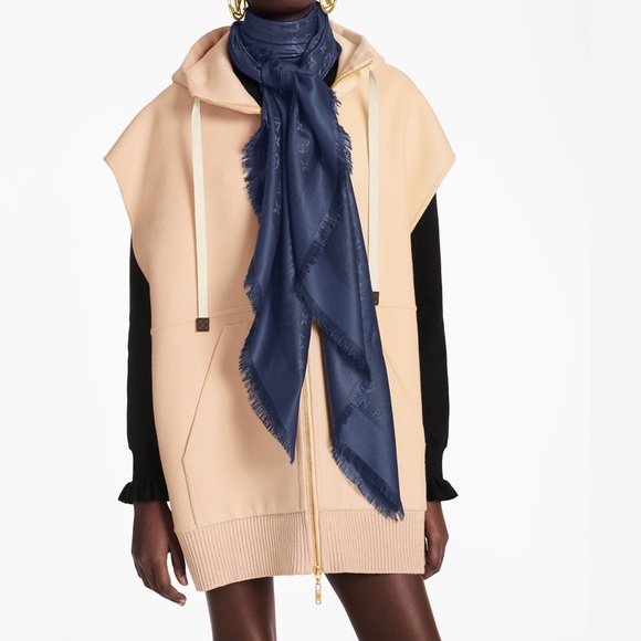 SOLD Authentic Louis Vuitton Shall - Picture 5 of 13